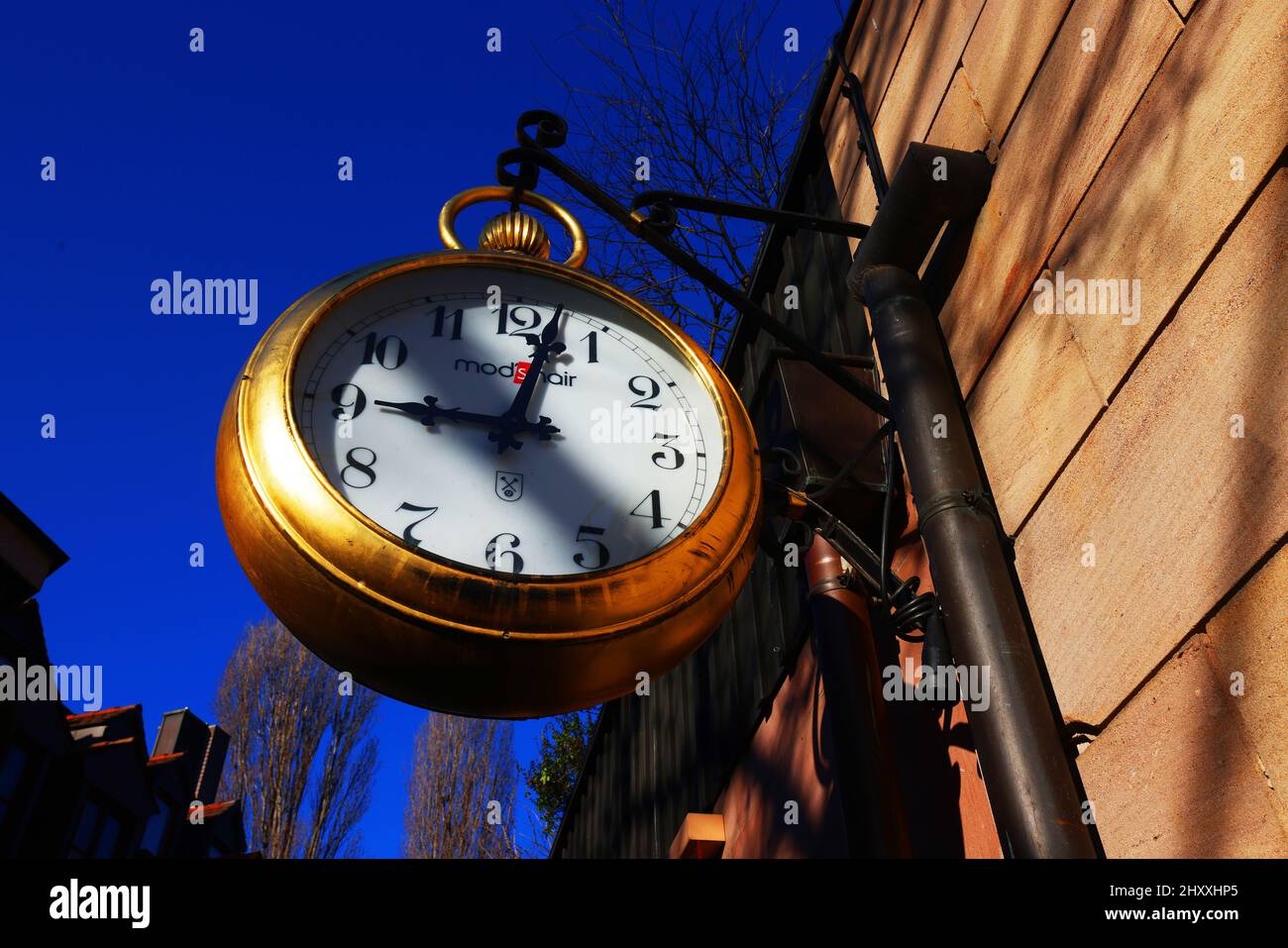 Uhr, Deutschland, Bayern, Nuremberg, Altstadt, Intenstadt, Alte Stadtmauer mit großer Taschenuhr im Zentrum von Nürnberg an der Pegnitz Banque D'Images