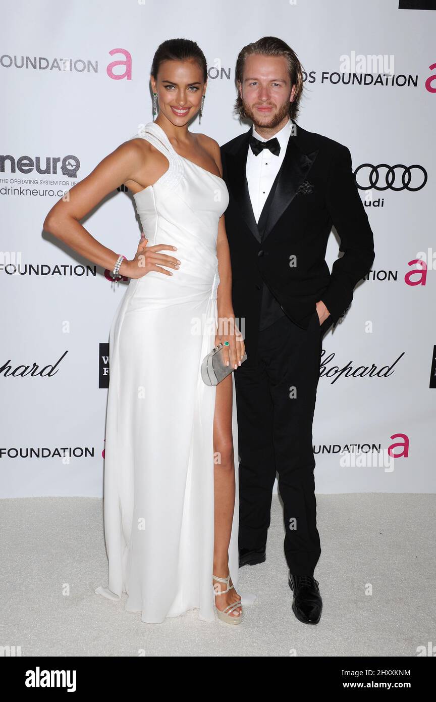 Irina Shayk et Michael Lillelund arrivent à l'occasion de la soirée annuelle 20th des Elton John AIDS Foundation Academy Awards, qui s'est tenue à West Hollywood Park à Los Angeles, aux États-Unis. Banque D'Images