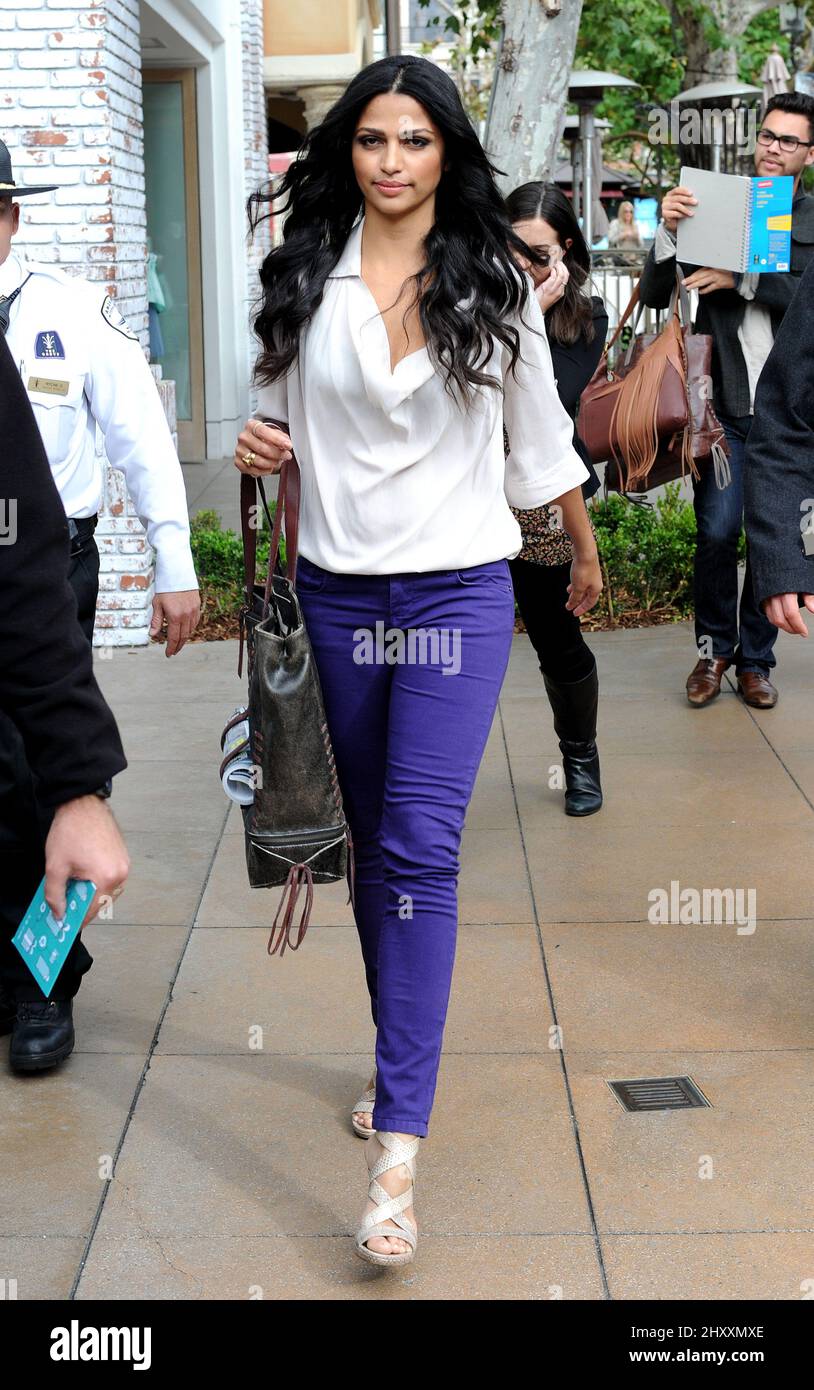 Camila Alves est vue dehors et sur à Los Angeles, Californie Banque D'Images