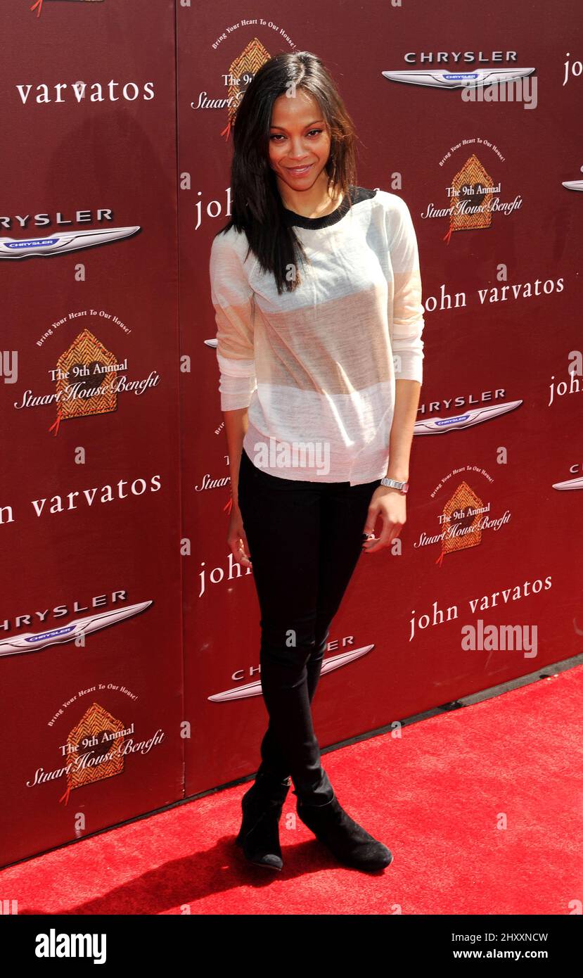 Zoe Saldana participant au bénéfice annuel Stuart House de John Varvatos 9th présenté par Chrysler à West Hollywood, États-Unis. Banque D'Images