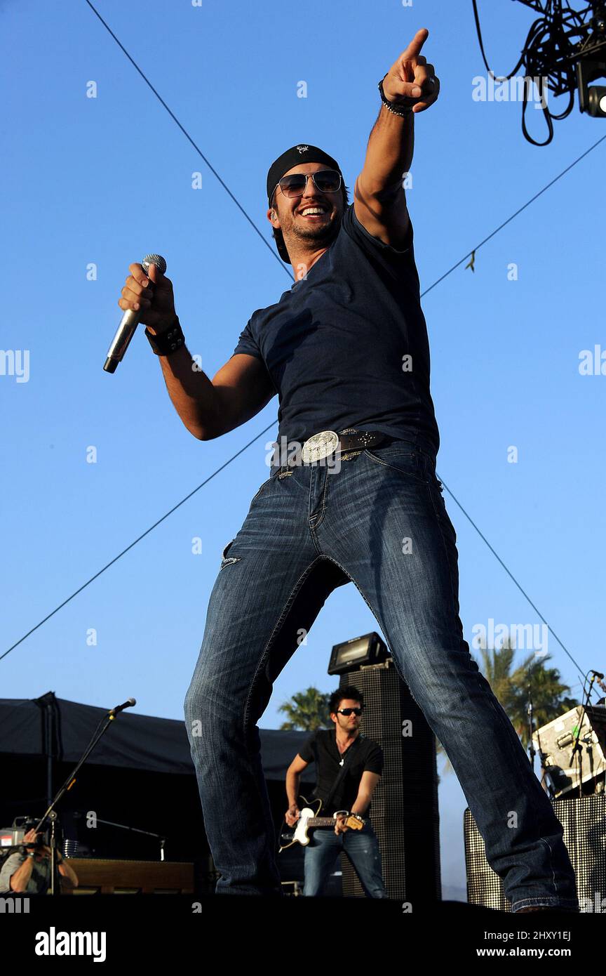 Luke Bryan s'exécutant en direct pendant le Stagecoach Country Music Festival 2012 qui s'est tenu à Indio en Californie, aux États-Unis. Banque D'Images
