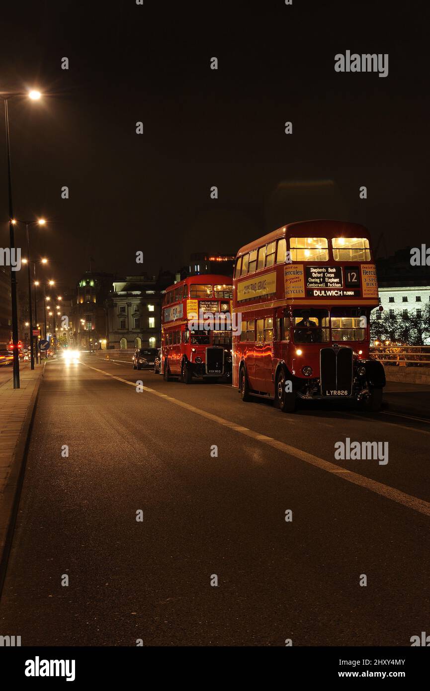 Bus sur le pont Waterloo. Banque D'Images