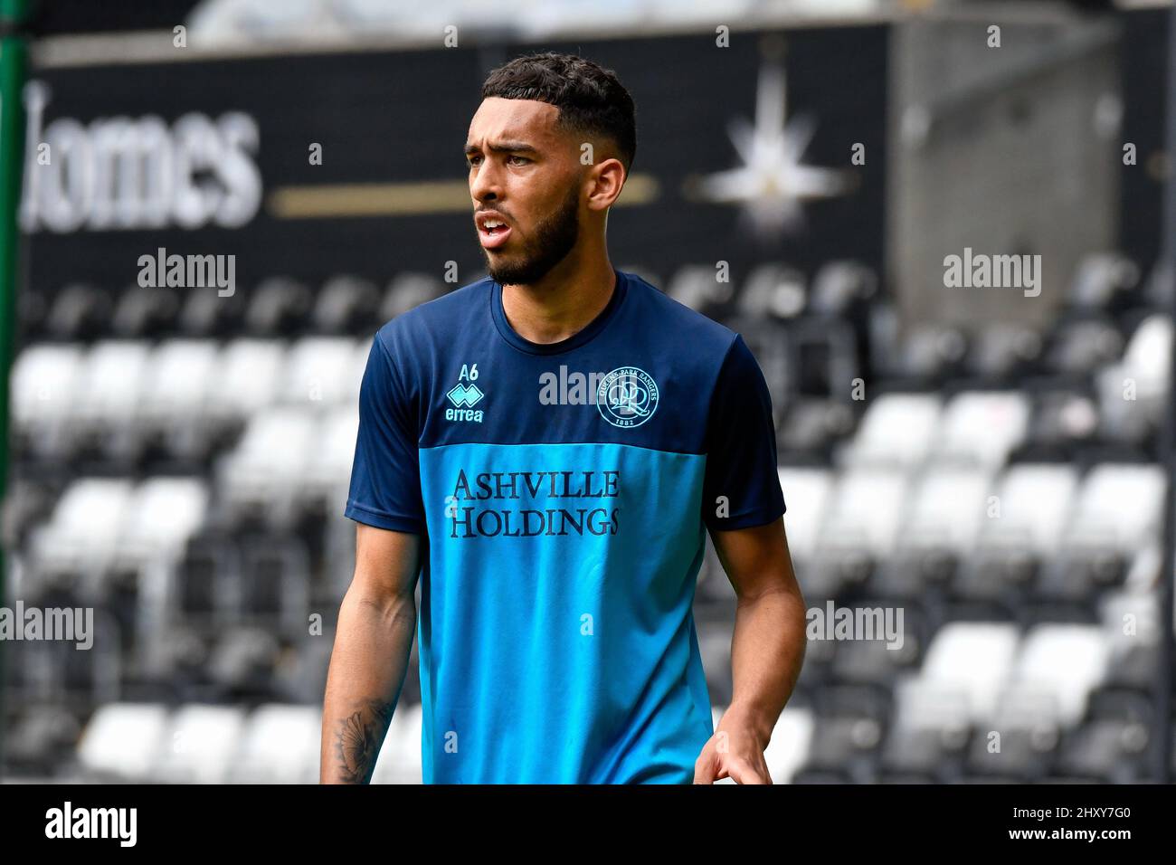 Swansea, pays de Galles. 14 mars 2022. Kayden Harrack de Queens Park Rangers de moins de 23s ans lors de l'échauffement avant le match avant le match de la Ligue de développement professionnel entre Swansea City de moins de 23s ans et Queens Park Rangers de moins de 23s ans au stade Swansea.com à Swansea, pays de Galles, Royaume-Uni le 14 mars 2022. Crédit : Duncan Thomas/Majestic Media. Credit: Majestic Media Ltd/Alay Live News Banque D'Images