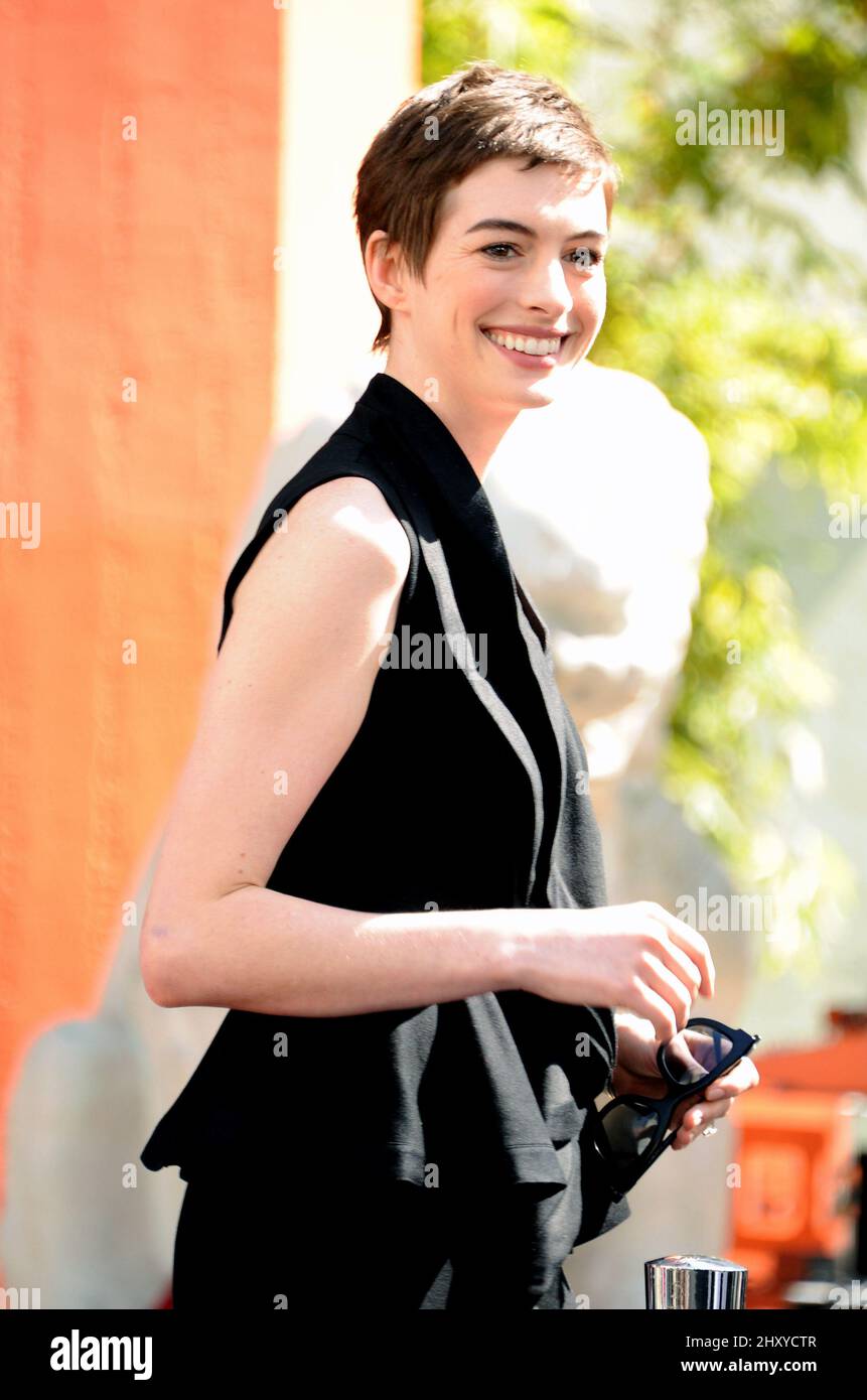 Anne Hathaway assistant à la cérémonie de main et empreinte Christopher Nolan au théâtre chinois de Grauman Banque D'Images