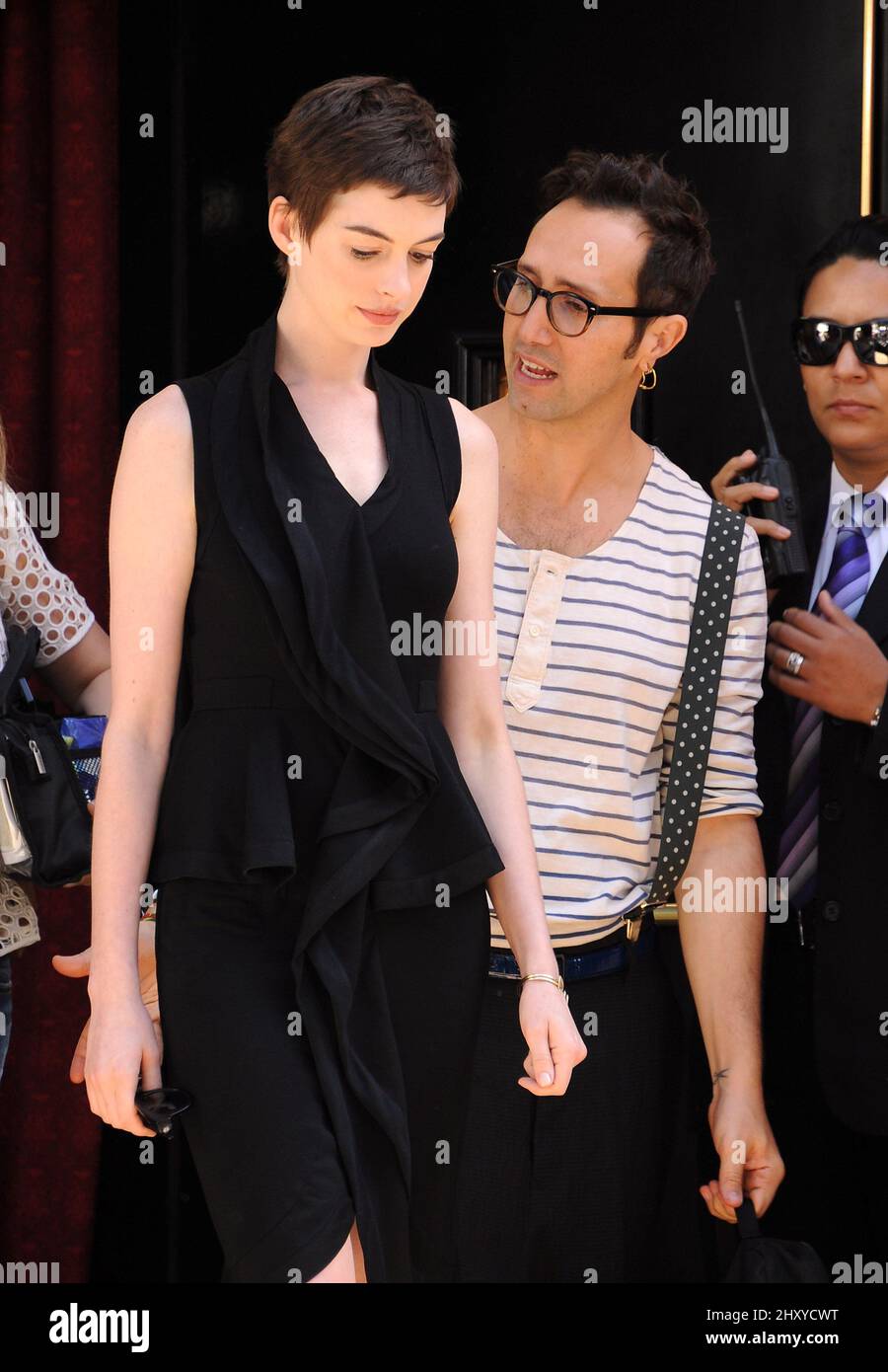 Anne Hathaway assistant à la cérémonie de main et empreinte Christopher Nolan au théâtre chinois de Grauman Banque D'Images