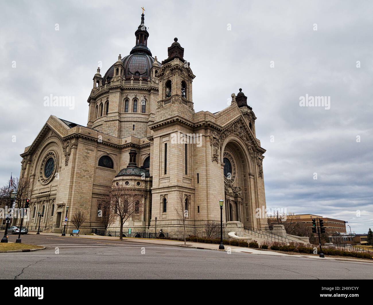 Photo à angle bas de la cathédrale Saint-Paul à St.Paul, Minnesota Banque D'Images