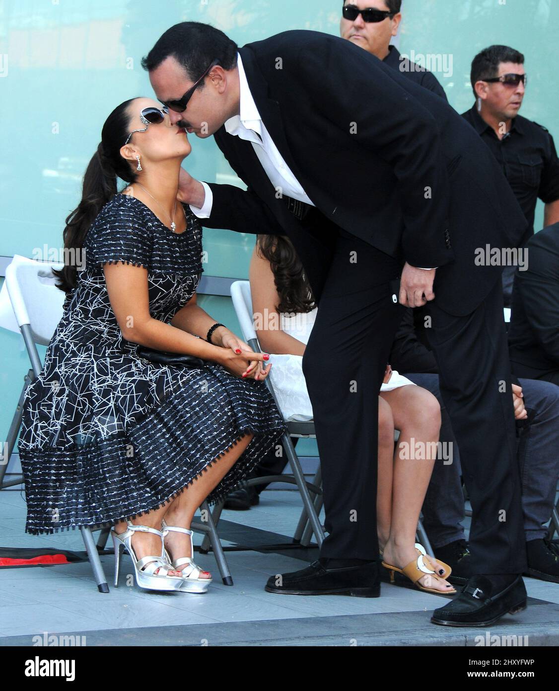 Aneliz Aguilar et Pepe Aguilar Pepe Aguilar honorée d'Une étoile sur le Hollywood Walk of Fame qui se tient devant le Live Nation Building Banque D'Images