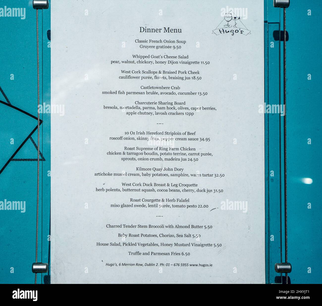 Le menu du dîner est affiché dans la fenêtre du restaurant Hugo à Merrion Row, Dublin, Irlande. Banque D'Images