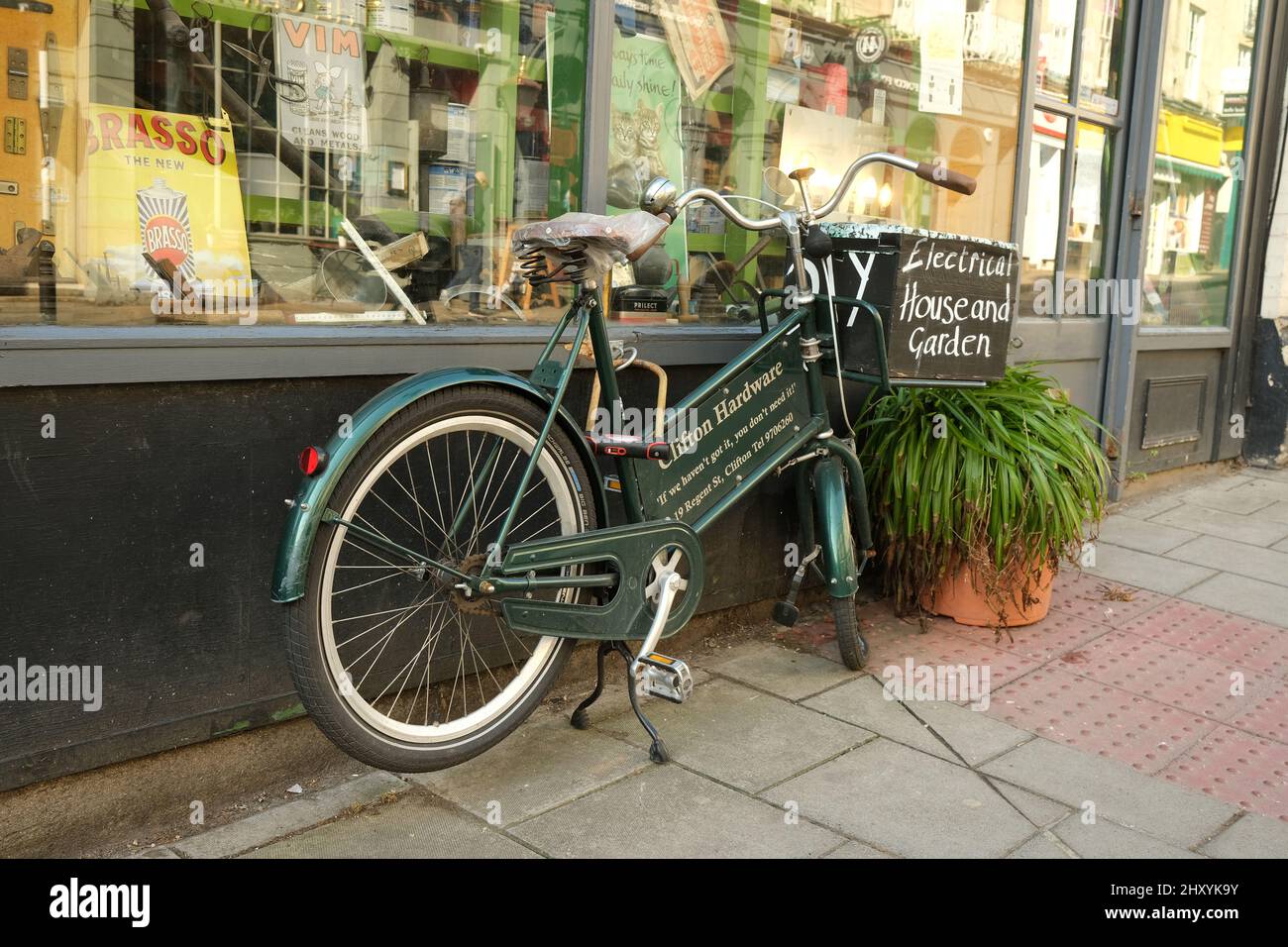 2022 mars - Affichez le vélo du boucher des livraisons à l'extérieur d'un magasin de Clifton, Bristol, Angleterre. Banque D'Images
