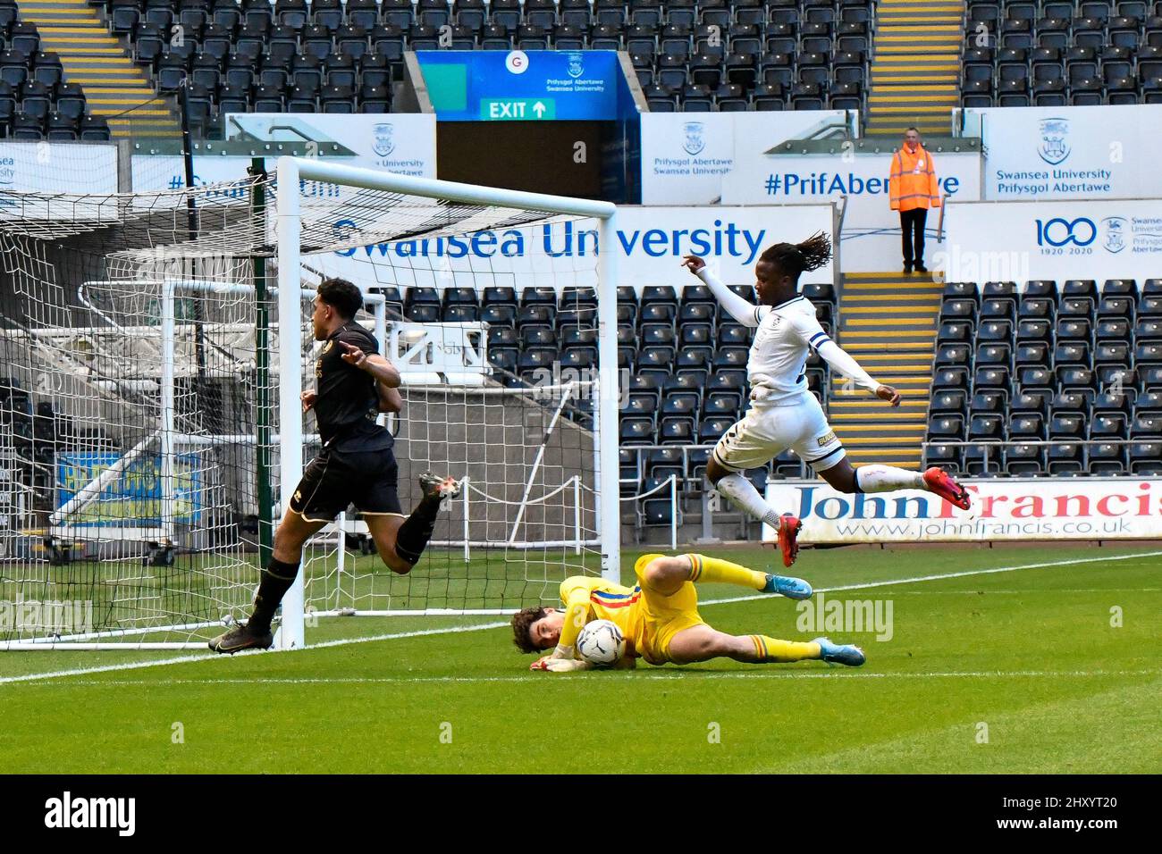 Swansea, pays de Galles. 14 mars 2022. Action lors du match de la Professional Development League entre Swansea City moins de 23s ans et Queens Park Rangers moins de 23s ans au stade Swansea.com à Swansea, pays de Galles, Royaume-Uni, le 14 mars 2022. Crédit : Duncan Thomas/Majestic Media. Credit: Majestic Media Ltd/Alay Live News Banque D'Images