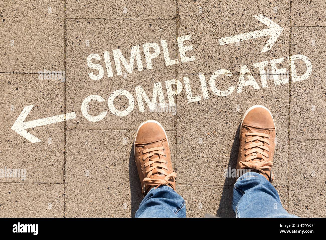 Gros plan de chaussures avec flèches et texte simple compliqué Banque D'Images