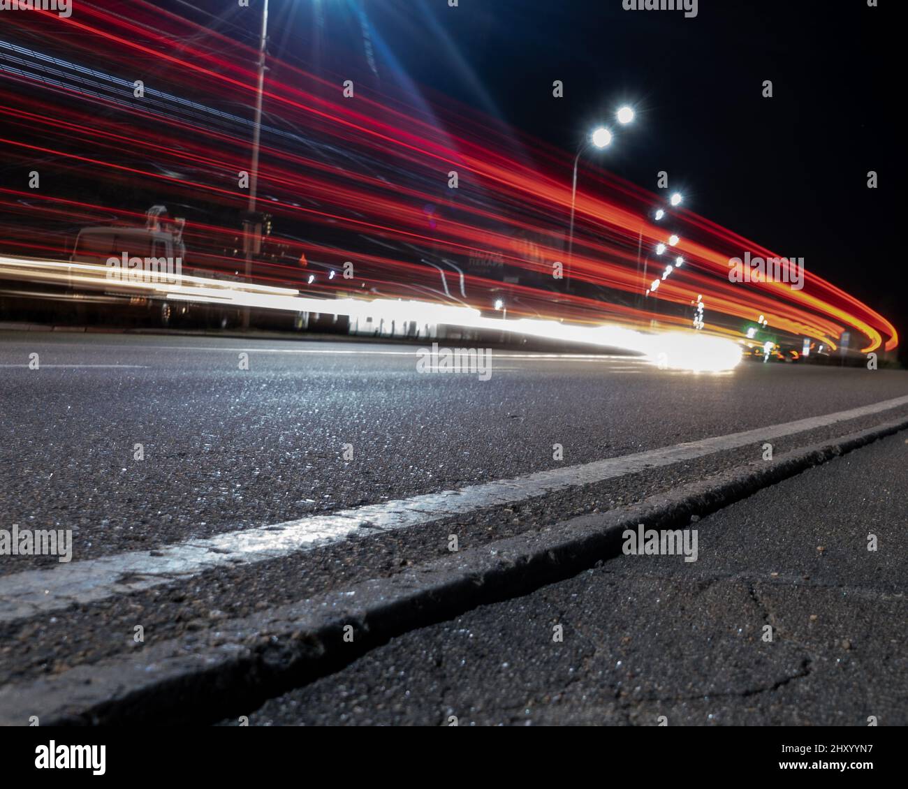 Sentier lumineux dans la rue d'une ville Banque D'Images