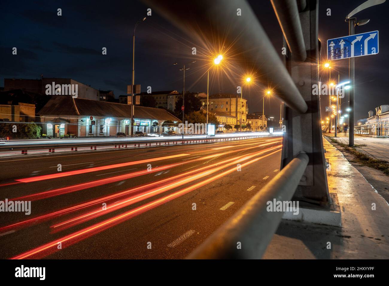 Sentier lumineux dans la rue d'une ville Banque D'Images
