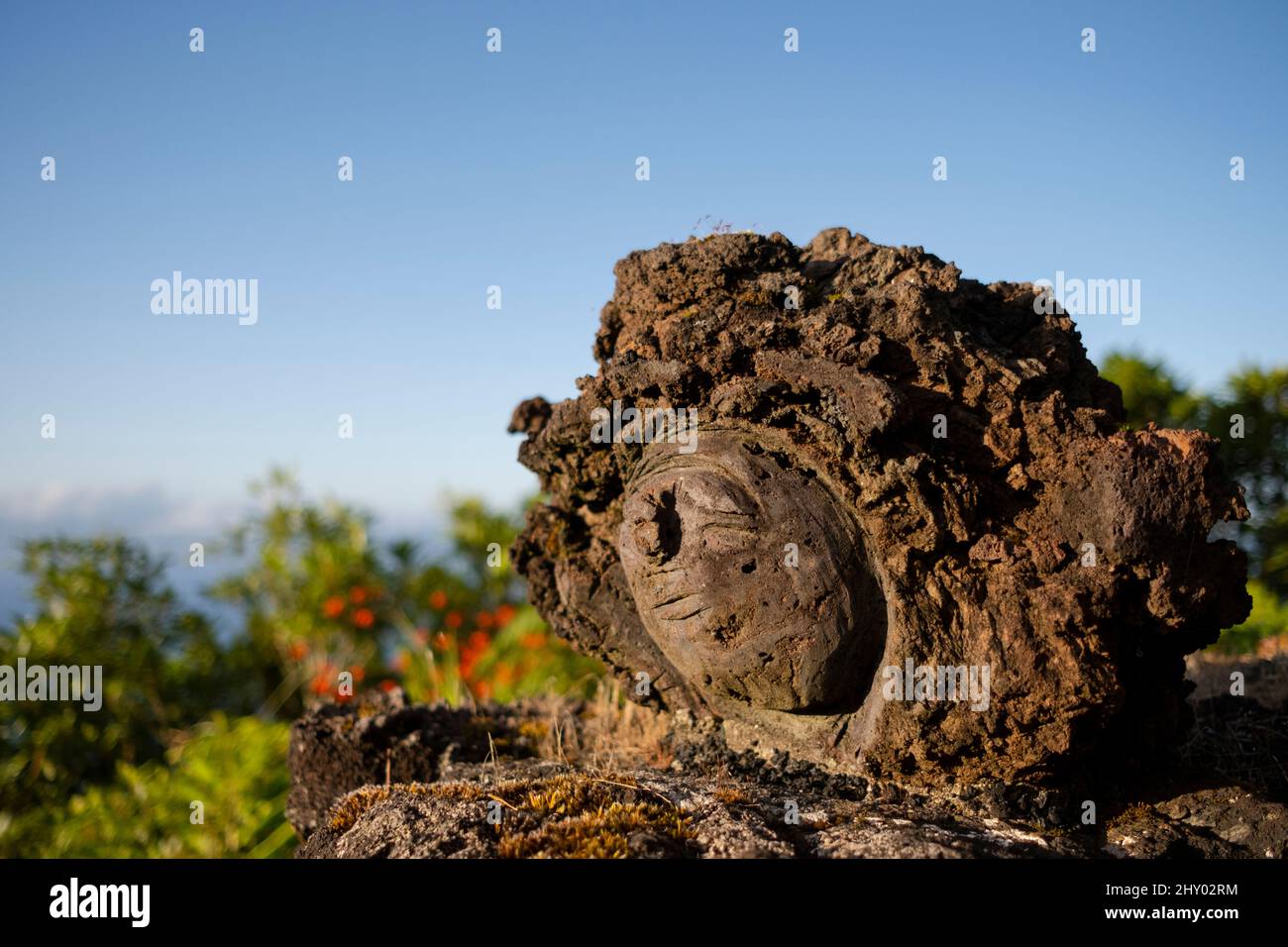 Pico, Portugal - 04 août 2021 : sculpture en pierre de sourire Banque D'Images