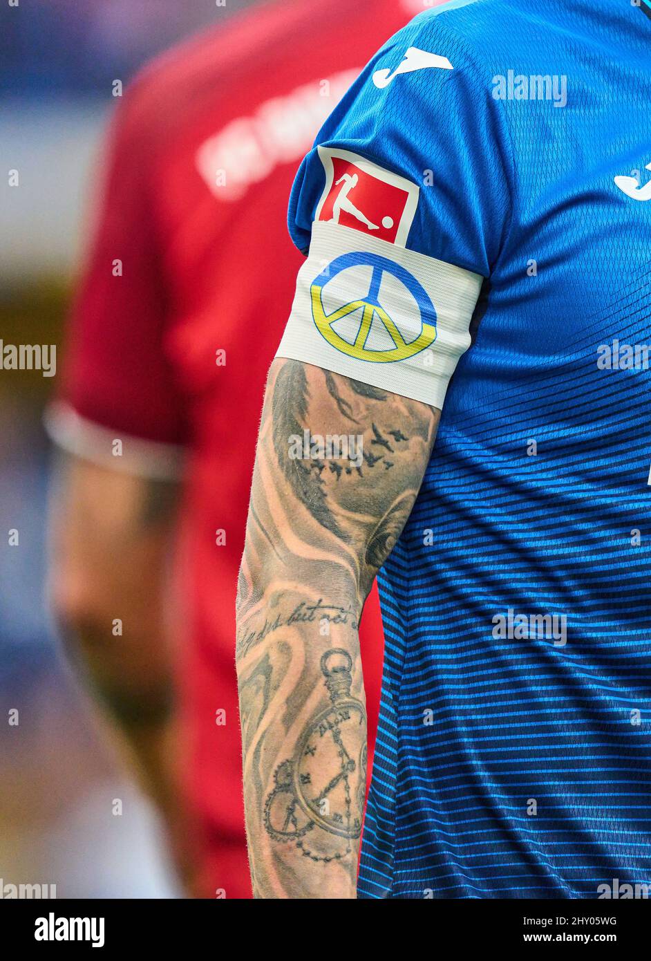Kevin VOGT, Hoff 22 avec le bras de la paix bandage contre la guerre russe contre l'Ukraine dans le match TSG 1899 HOFFENHEIM - FC BAYERN MÜNCHEN 1-1 1.Ligue allemande de football le 12 mars 2022 à Sinsheim, Allemagne. Saison 2021/2022, match jour 26, 1.Bundesliga, FCB, Muenchen, 26.balise Spieltag. © Peter Schatz / Alamy Live News - LE RÈGLEMENT DFL INTERDIT TOUTE UTILISATION DE PHOTOGRAPHIES comme SÉQUENCES D'IMAGES et/ou QUASI-VIDÉO - Banque D'Images