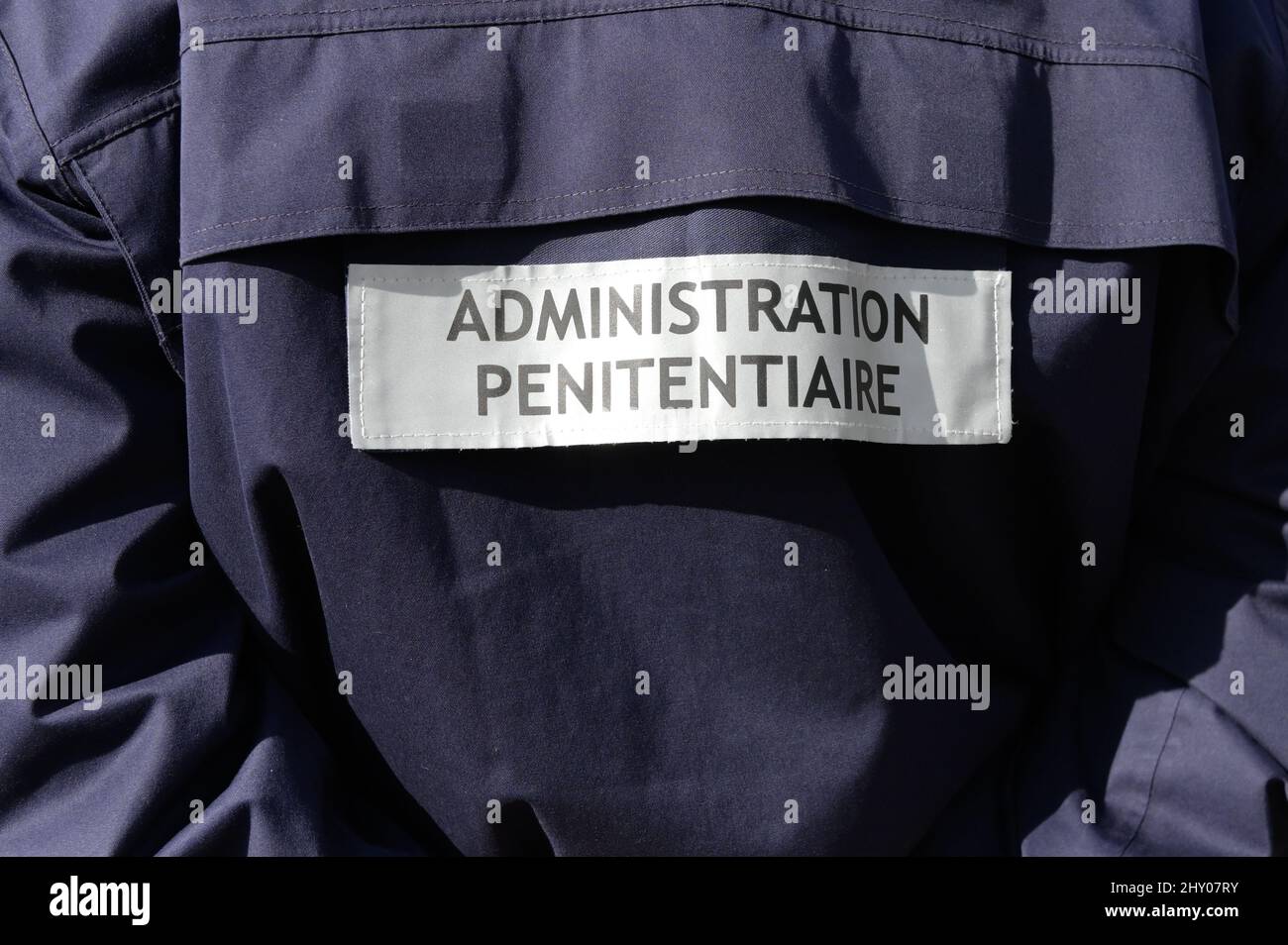 AIX en Provence, France. 14th mars 2022. Garde de prison vue de derrière afin de ne pas être reconnu avec l'Administration pénitentiaire écrite sur leur dos. Roselyne Bachelot (ministre de la Culture) et Eric Dupond-Moretti (ministre de la Justice) se sont rendus au centre pénitentiaire d'Aix-Luynes afin de conclure un accord de développement Culture/Justice. Ils ont également annoncé la création d'un prix littéraire le "Goncourt des prisonniers" sous l'égide de l'écrivain et secrétaire de l'académie Goncourt, Philippe Claudel. (Photo de Laurent Coust/SOPA Images/Sipa USA) crédit: SIPA USA/Alay Live News Banque D'Images