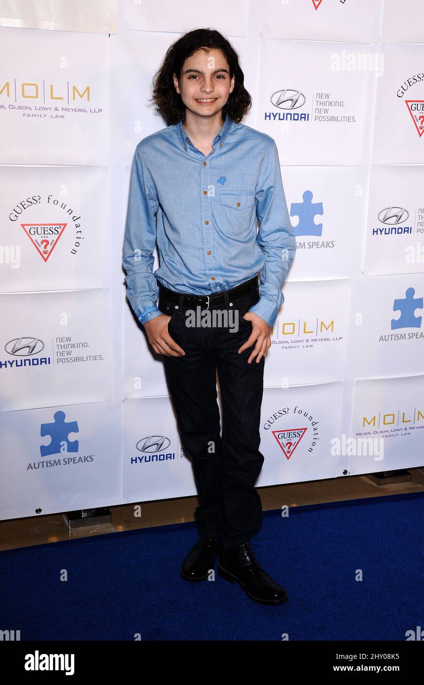 Max Burkholder assiste à Autism parle 'Blue Tie-Blue Jean Bal' au Hilton Hotel Beverly Hills, ca. Banque D'Images