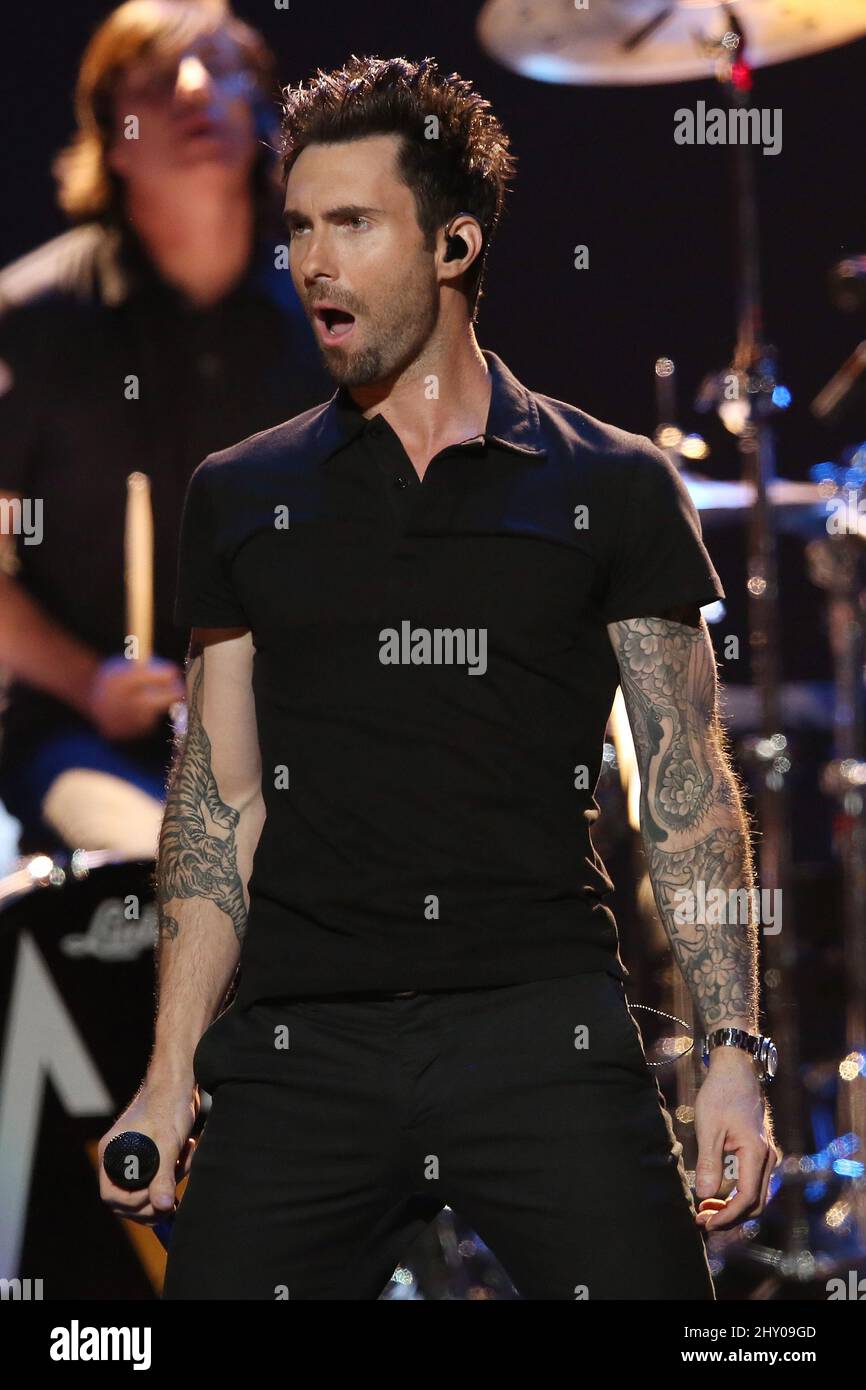 Adam Levine de Maroon 5 sur scène pendant le concert des nominations GRAMMY Live!! - Compte à rebours de la plus grande nuit de musique' tenue à la Bridgestone Arena à Nashville, Etats-Unis. Banque D'Images