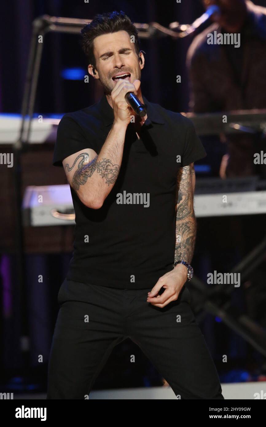 Adam Levine de Maroon 5 sur scène pendant le concert des nominations GRAMMY Live!! - Compte à rebours de la plus grande nuit de musique' tenue à la Bridgestone Arena à Nashville, Etats-Unis. Banque D'Images