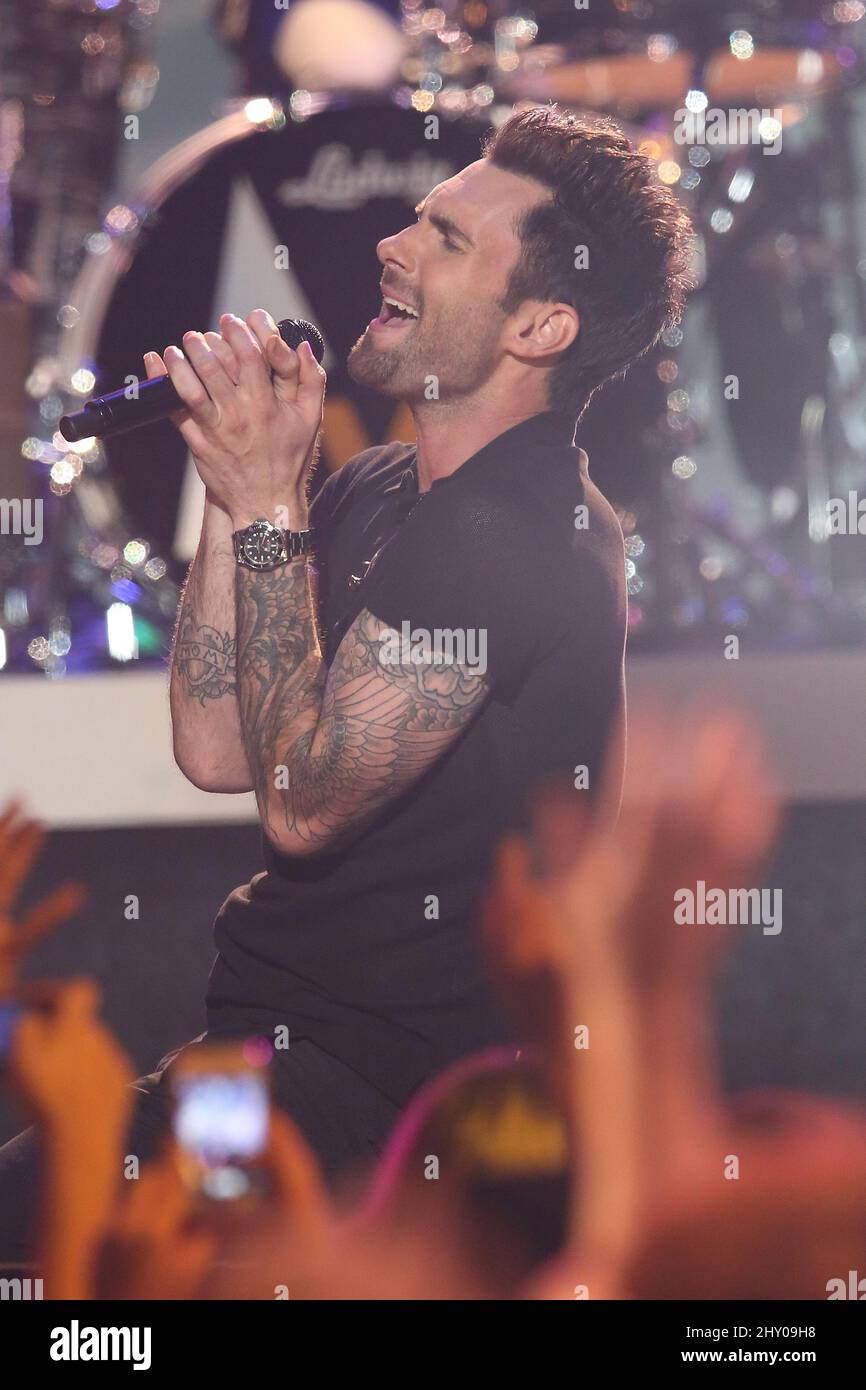 Adam Levine de Maroon 5 sur scène pendant le concert des nominations GRAMMY Live!! - Compte à rebours de la plus grande nuit de musique' tenue à la Bridgestone Arena à Nashville, Etats-Unis. Banque D'Images