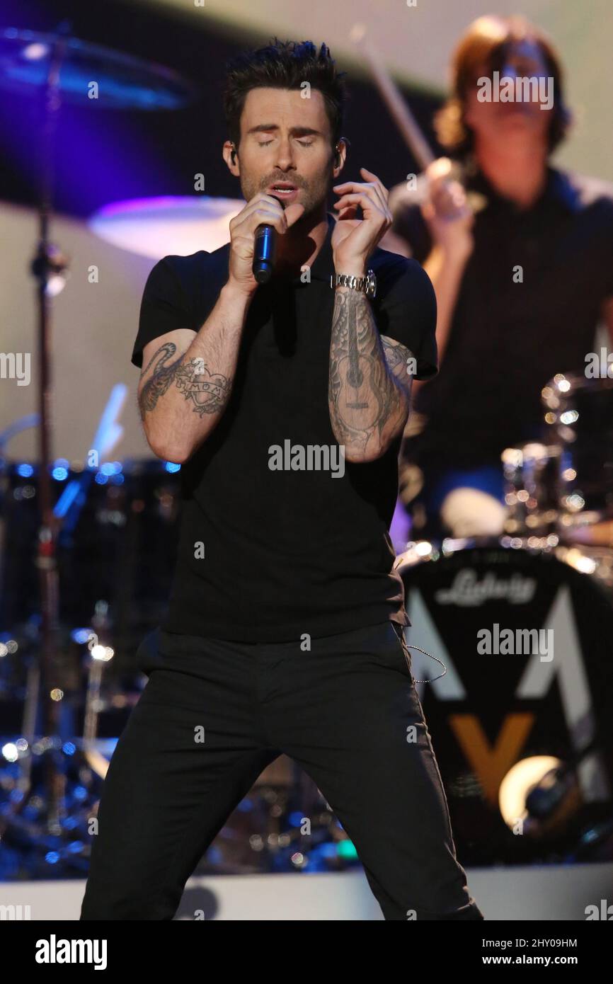 Adam Levine de Maroon 5 sur scène pendant le concert des nominations GRAMMY Live!! - Compte à rebours de la plus grande nuit de musique' tenue à la Bridgestone Arena à Nashville, Etats-Unis. Banque D'Images