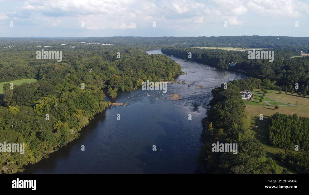Photo aérienne de la rivière Coosa qui coule entre des arbres denses à Wetumpka, Alabama, comté d'Elmore Banque D'Images