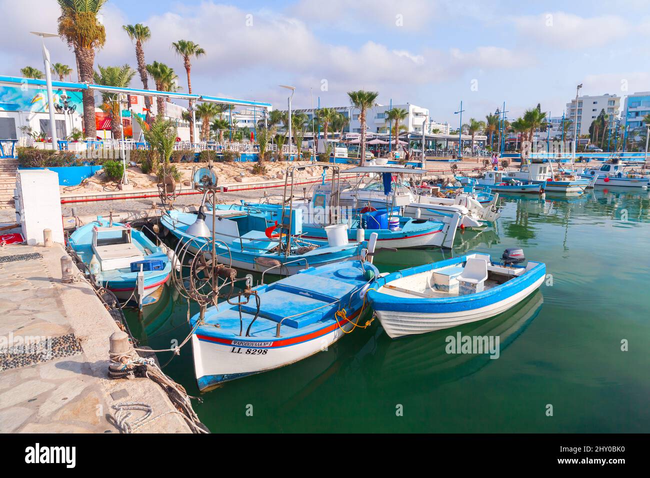 Ayia Napa, Chypre - 16 juin 2018 : bateaux de pêche traditionnels grecs bleus blancs amarrés dans le port par une journée ensoleillée d'été Banque D'Images