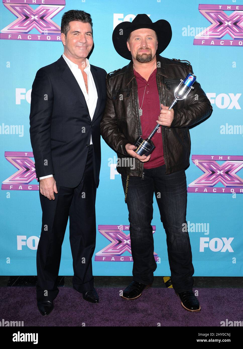 Simon Cowell (à gauche) et Tate Stevens assistent au spectacle des résultats de la finale de la saison 'The X Factor' à CBS Television City le jeudi 20 décembre 2012 Banque D'Images