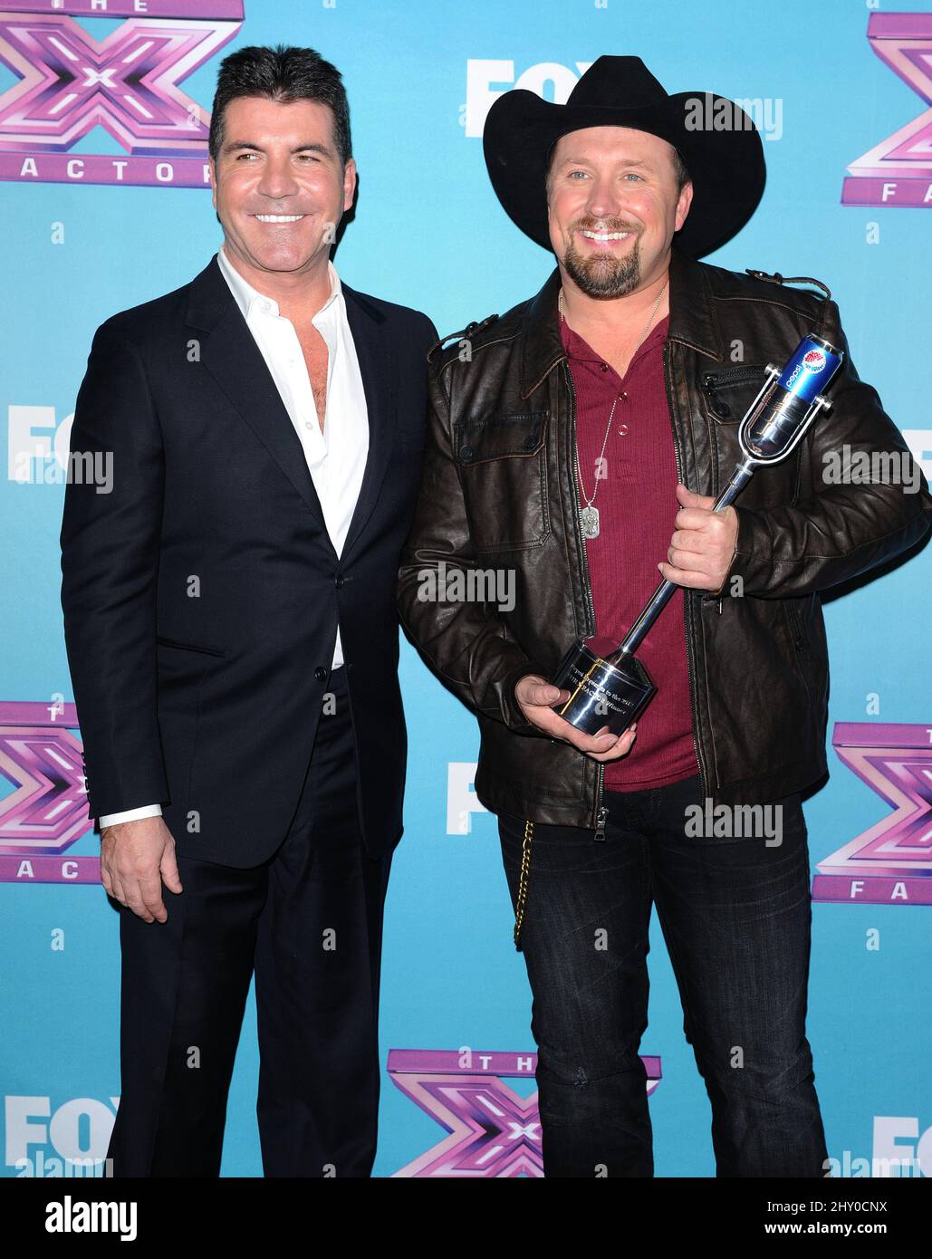 Simon Cowell (à gauche) et Tate Stevens assistent au spectacle des résultats de la finale de la saison 'The X Factor' à CBS Television City le jeudi 20 décembre 2012 Banque D'Images