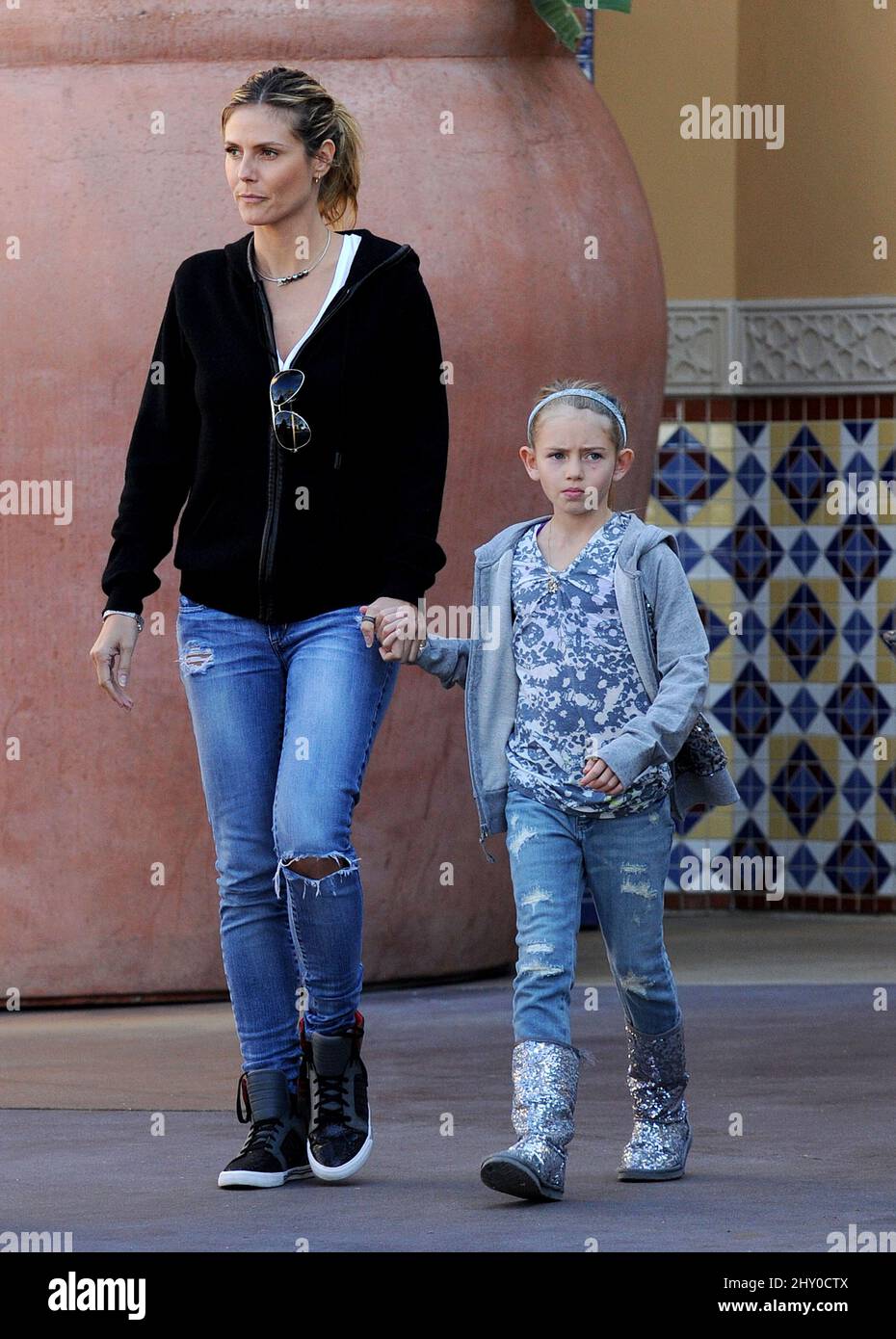 Heidi Klum et sa fille Leni ont vu aller déjeuner au Cheesecake Factor à l'Irvine Spectrum à Los Angeles, Etats-Unis. Banque D'Images