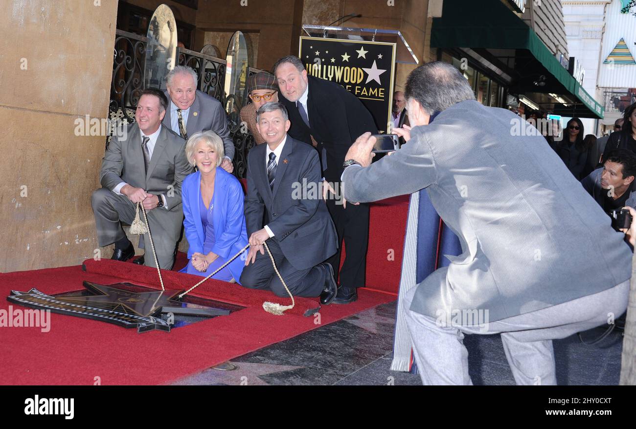 Taylor Hackford, Helen Mirren, Jon Turtletaub et David Mamet assistent à la cérémonie des stars d'Helen Mirren lors de la promenade de la renommée à Hollywood à Los Angeles, en Californie. Banque D'Images