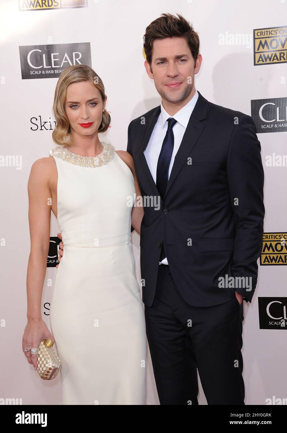 Emily Blunt et son mari John Krasinski arrivent pour les prix du film 2013 de Crittics Choice, qui se tiennent à Barker Hanger, Los Angeles, Californie. Banque D'Images