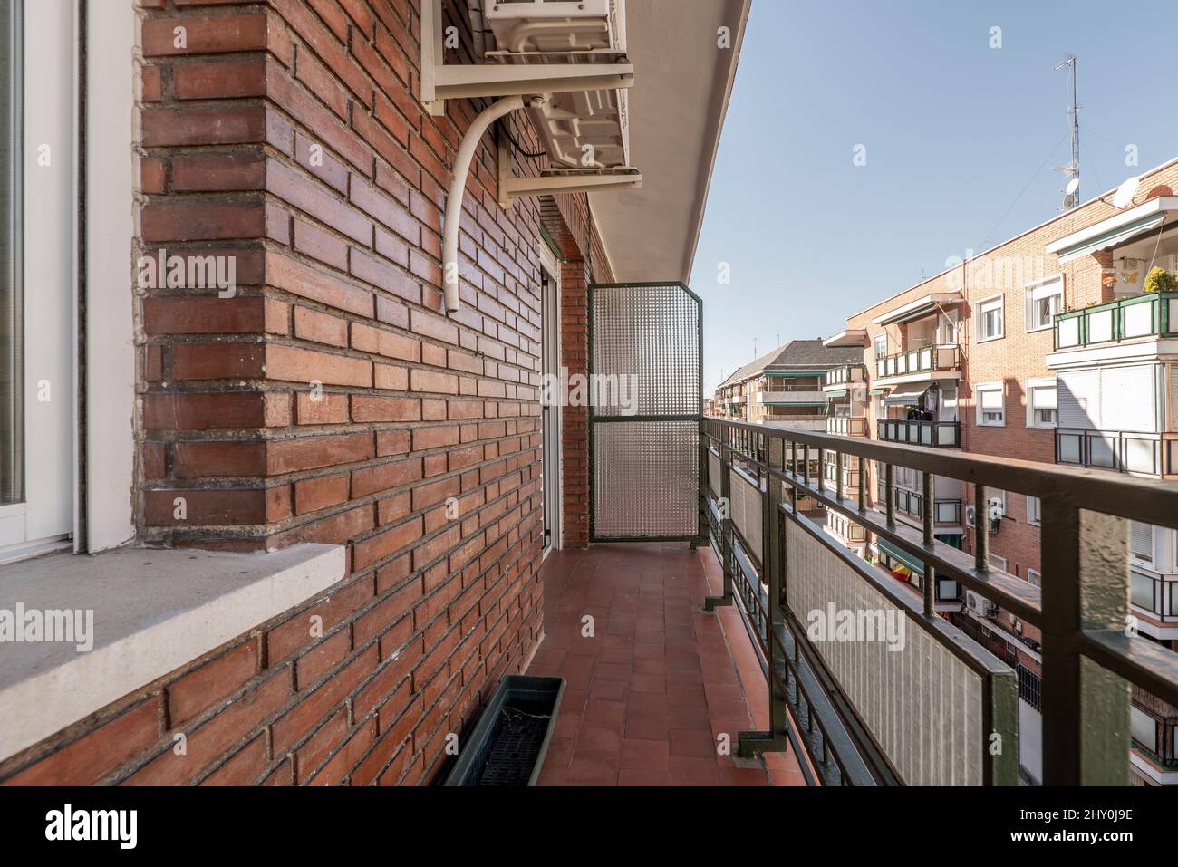 Appartement de vacances terrasse avec sol en argile et briques brunes donnant sur une rue urbaine Banque D'Images