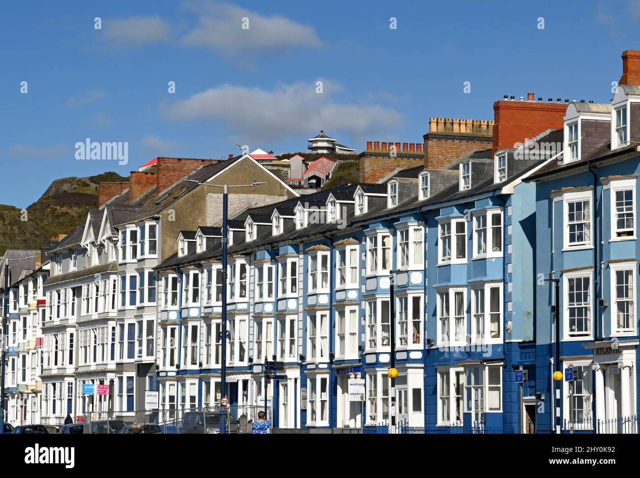 Aberystwyth, pays de Galles - Mars 2022: Vue extérieure des maisons traditionnelles en terrasse sur le front de mer. Banque D'Images