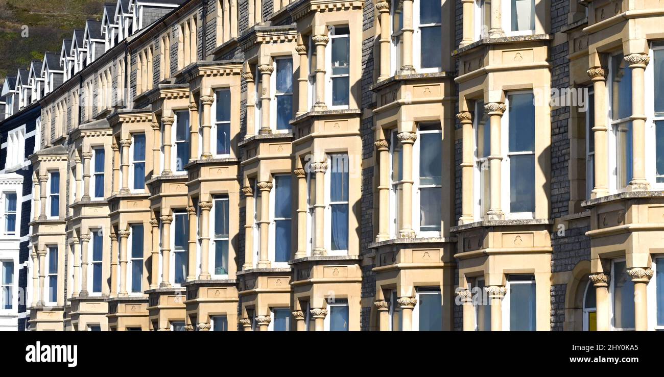 Aberystwyth, pays de Galles - mars 2022 : rangée de maisons traditionnelles en terrasse sur le front de mer. La plupart sont maintenant loués à des étudiants de l'université de la ville. Banque D'Images