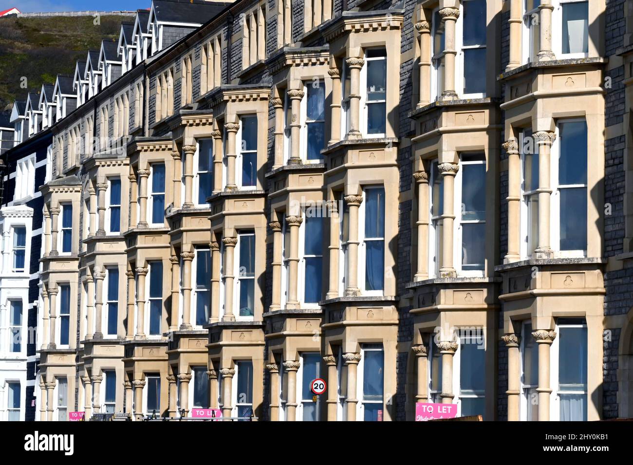 Aberystwyth, pays de Galles - mars 2022 : rangée de maisons traditionnelles en terrasse sur le front de mer. La plupart sont maintenant à louer pour les étudiants de logement de l'univer de la ville Banque D'Images