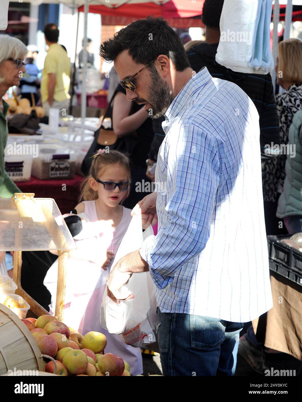 Ben Affleck et ses filles Violet et Seraphina se rendent au marché agricole de Santa Monica, en Californie. Banque D'Images