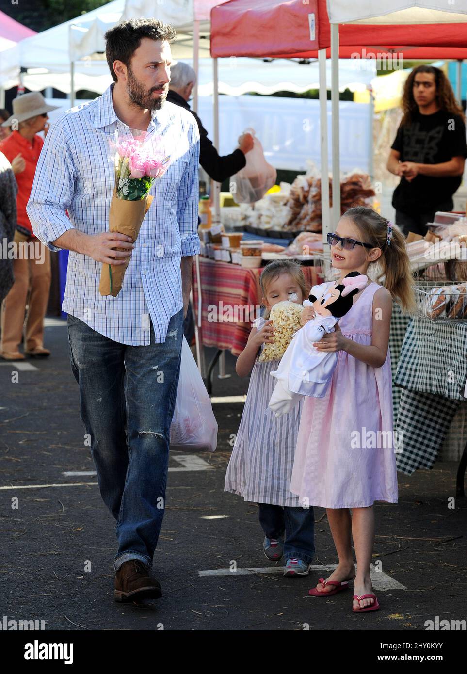 Ben Affleck et ses filles Violet et Seraphina se rendent au marché agricole de Santa Monica, en Californie. Banque D'Images