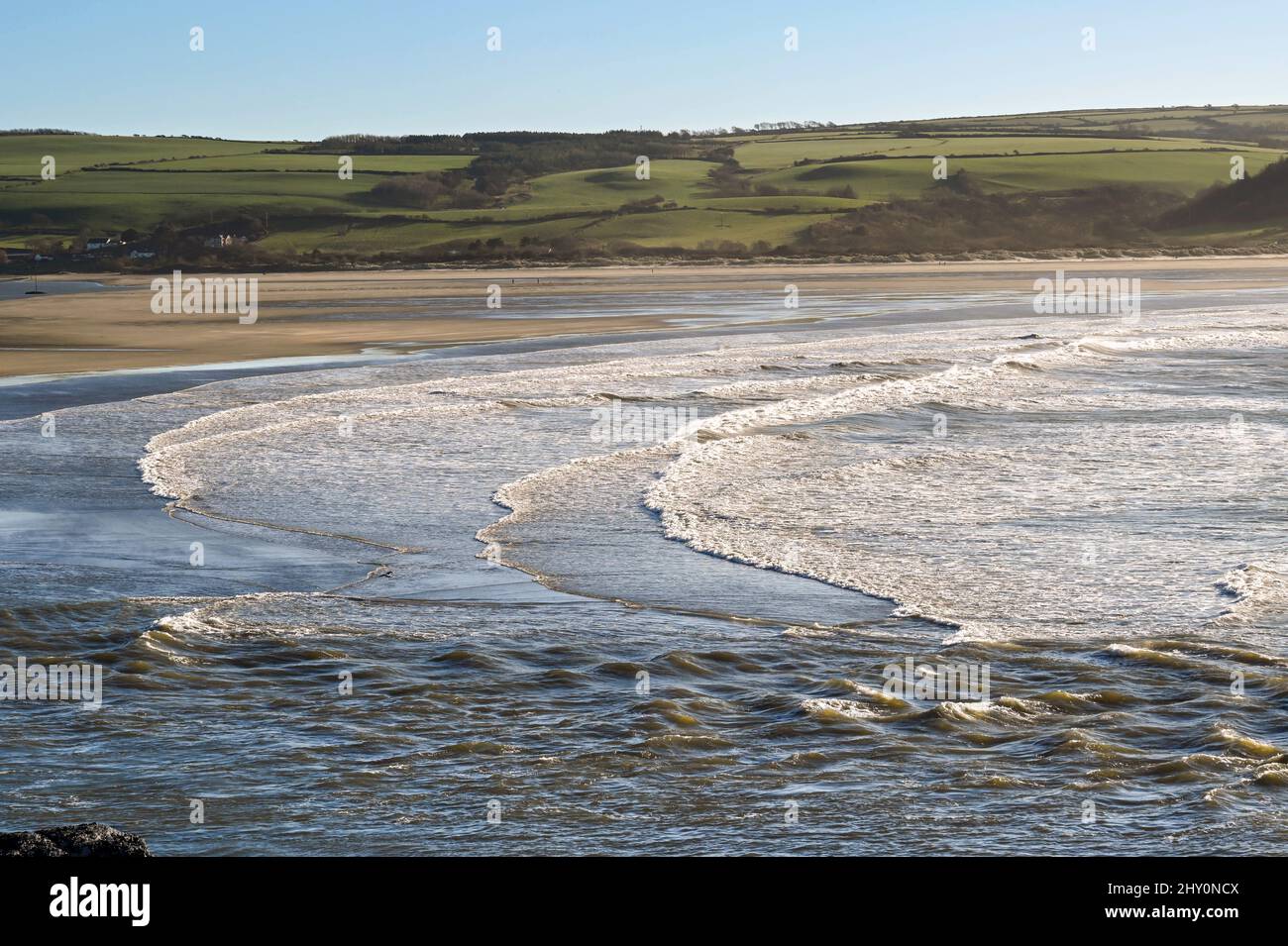 Vue aérienne de la marée entrante sur la plage de St Dogmael près de Cardigan, dans l'ouest du pays de Galles Banque D'Images