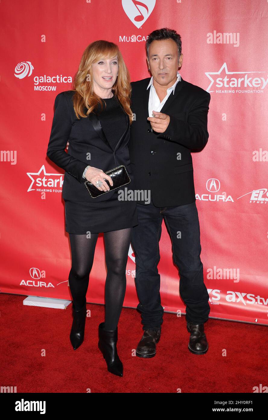 Bruce Springsteen et Patti Scialfa apparaissent au Gala de la personne de l'année MusiCares 2013 en l'honneur de Bruce Springsteen Banque D'Images