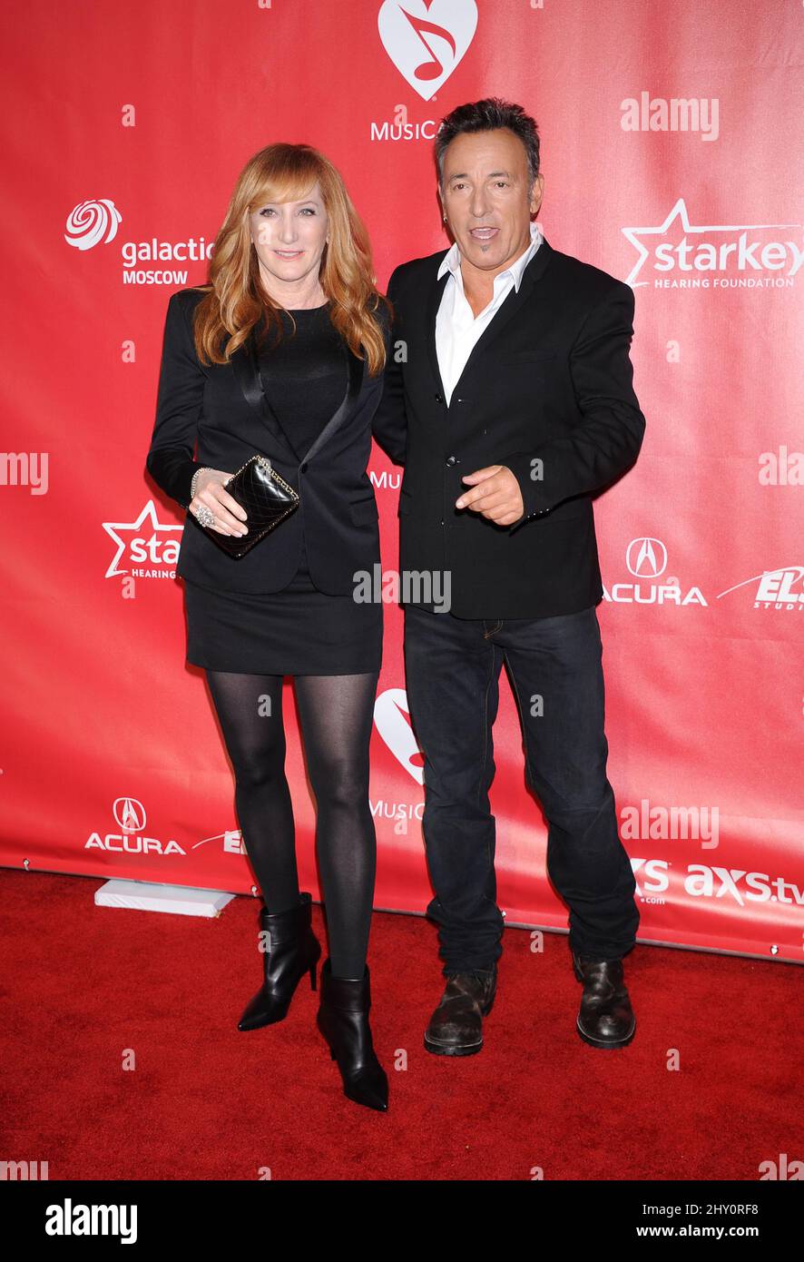 Bruce Springsteen et Patti Scialfa apparaissent au Gala de la personne de l'année MusiCares 2013 en l'honneur de Bruce Springsteen Banque D'Images