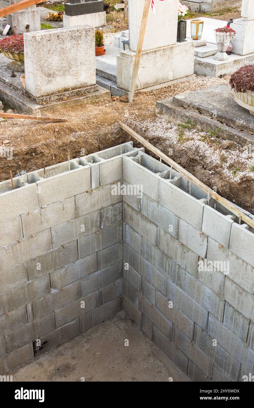 Tombeau vide récemment construit sous terre Banque D'Images
