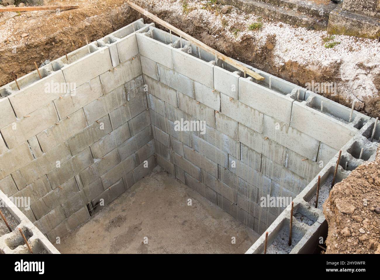 Tombeau vide récemment construit sous terre Banque D'Images