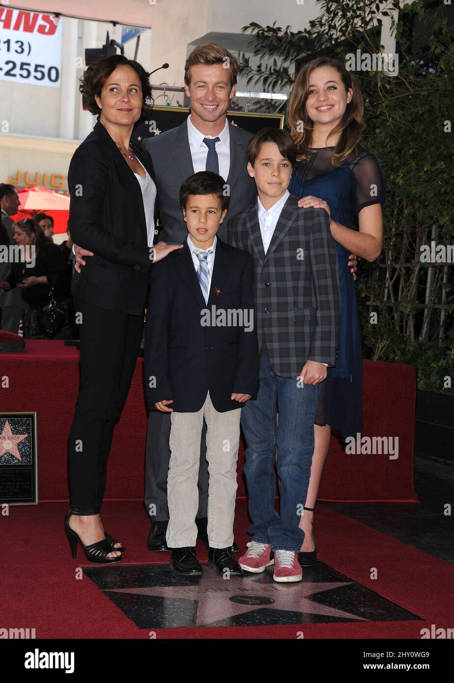 Rebecca Rigg, Simon Baker, la fille Stella Baker, les fils Claude Baker et Harry Baker Simon Baker honorent Star sur le Hollywood Walk of Fame Banque D'Images