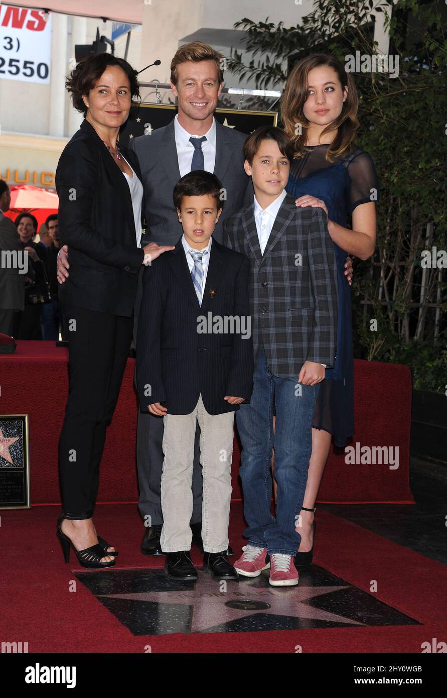 Rebecca Rigg, Simon Baker, la fille Stella Baker, les fils Claude Baker et Harry Baker Simon Baker honorent Star sur le Hollywood Walk of Fame Banque D'Images