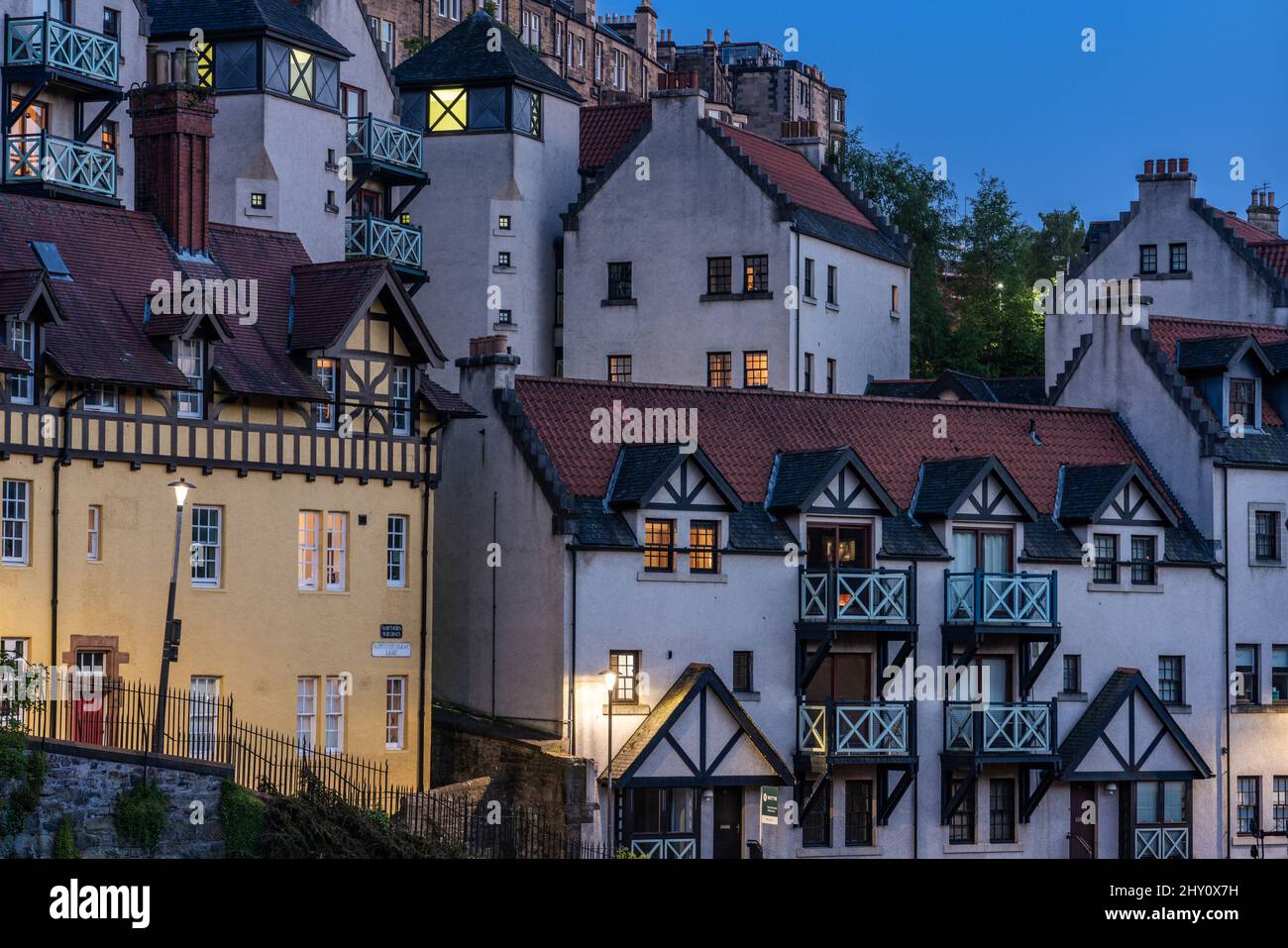 L'architecture traditionnelle de Dean Village, un célèbre village connu pour son histoire le long de l'eau de Leith à Édimbourg, en Écosse Banque D'Images