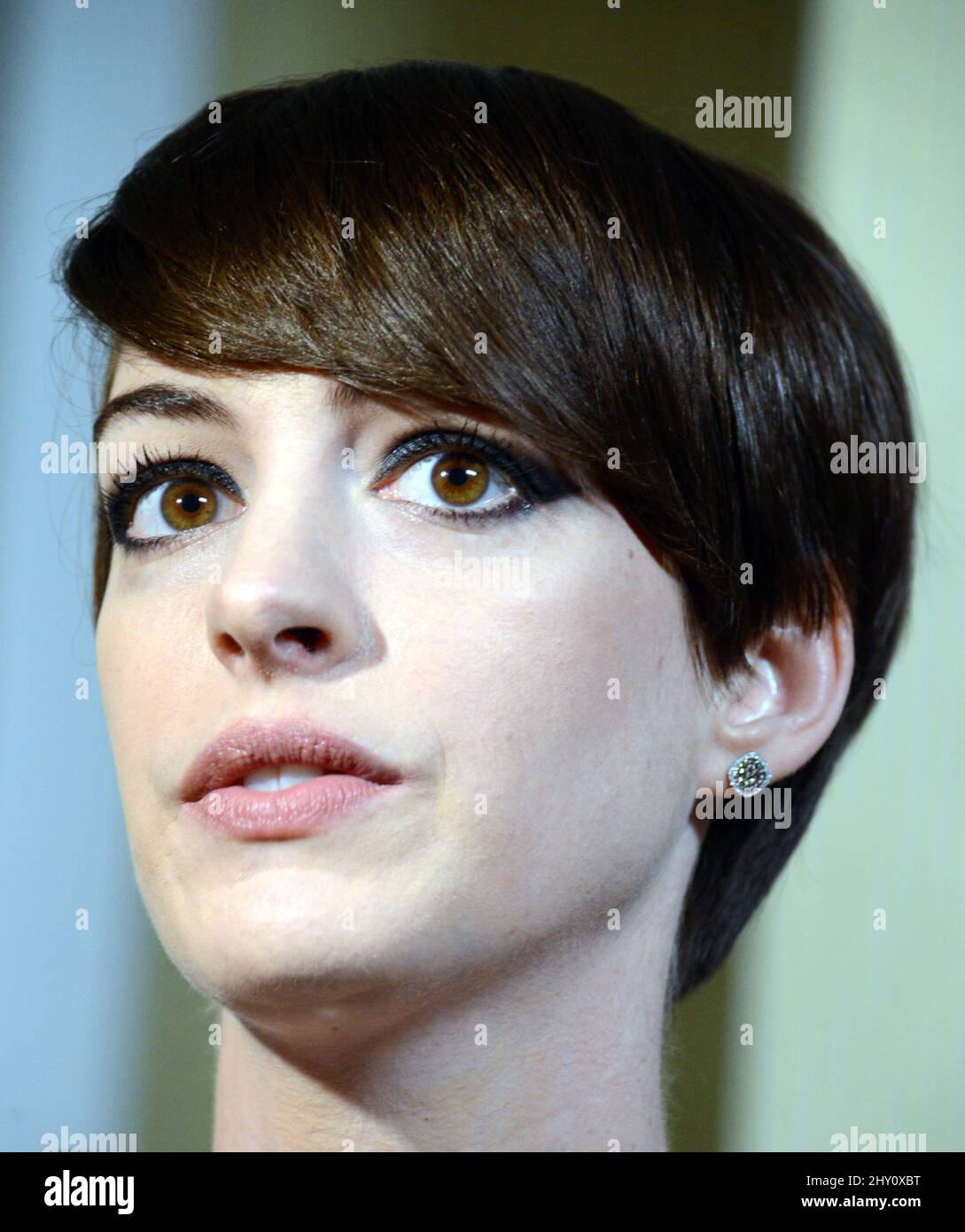Anne Hathaway participe aux Prix annuels de la Guilde des designers de costumes 15th à la salle de bal internationale de l'hôtel Beverly Hilton à Los Angeles, en Californie. Banque D'Images