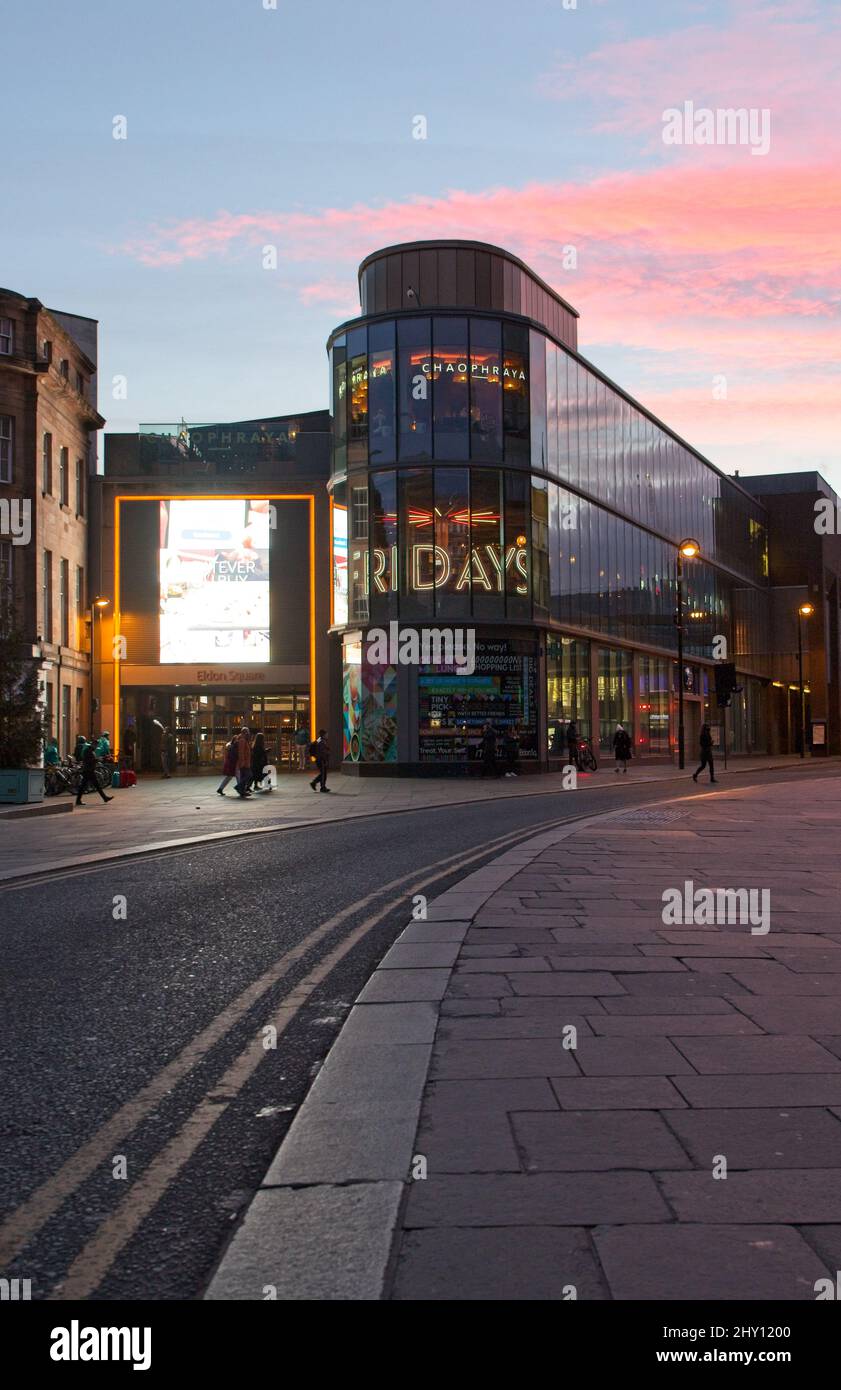 Images de longue exposition de l'entrée du centre commercial Eldon Square et des restaurants du centre-ville de Blackett Street à Newcastle upon Tyne. Banque D'Images