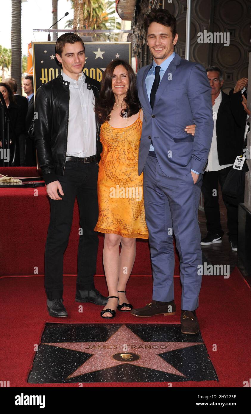 Dave Franco, James Franco et Betsy Franco assistent à la star de James Franco lors de la cérémonie du Hollywood Walk of Fame, à Los Angeles, en Californie. Banque D'Images