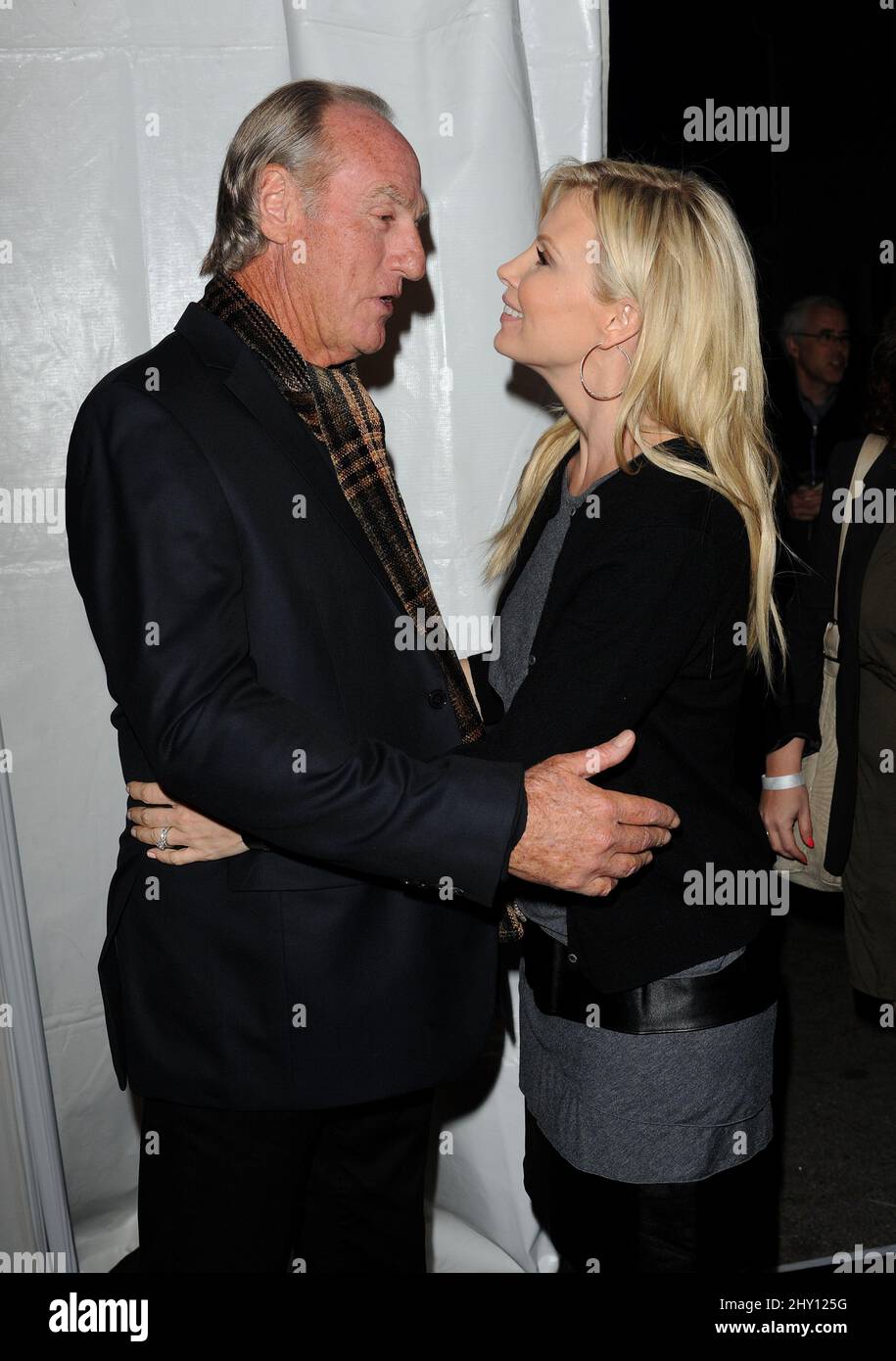 Monica Potter et Craig T. Nelson assistent à une photo « Parenthood » au PaleyFest 2013, qui s'est tenue au Saben Theatre de Los Angeles, en Californie. Banque D'Images